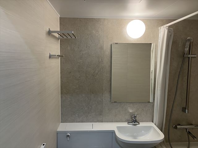 ベットと収納とテーブル