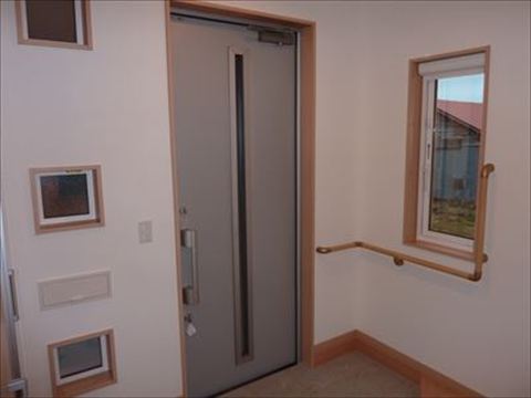 小窓がおしゃれな玄関